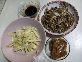 榨菜炒小干鱼的做法步骤：1