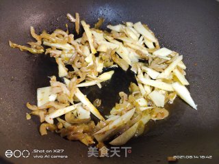 榨菜炒小干鱼的做法步骤：2