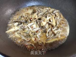 榨菜炒小干鱼的做法步骤：4