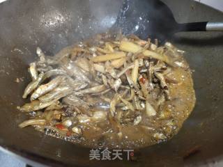 榨菜炒小干鱼的做法步骤：5