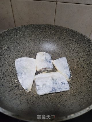 香煎鲭鱼片的做法步骤：3