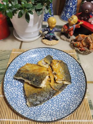 香煎鲭鱼片的做法步骤：6
