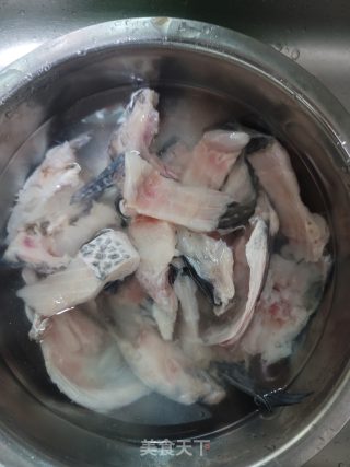 天麻枸杞鱼骨汤的做法步骤：1