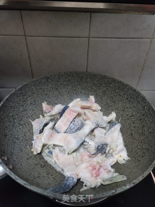 天麻枸杞鱼骨汤的做法步骤：3