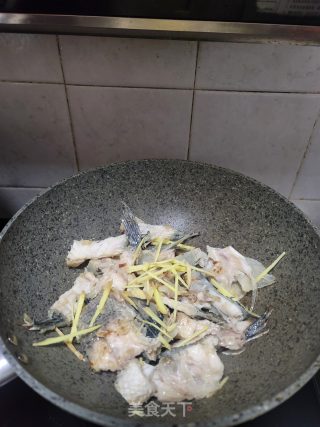 天麻枸杞鱼骨汤的做法步骤：4