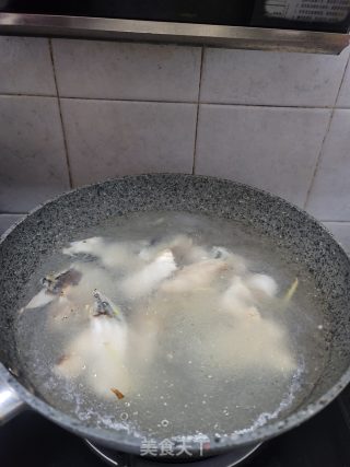 天麻枸杞鱼骨汤的做法步骤：5