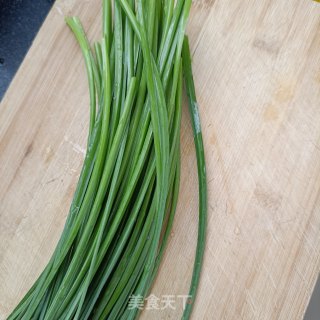 烤肠炒韭苔的做法步骤：2