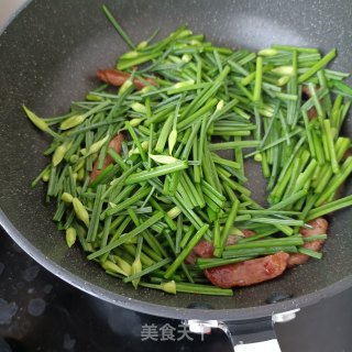 烤肠炒韭苔的做法步骤：7