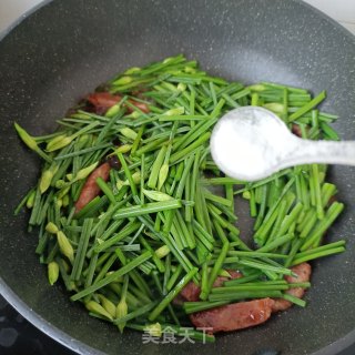 烤肠炒韭苔的做法步骤：9