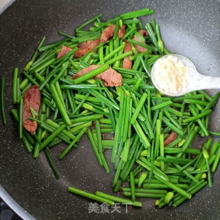 烤肠炒韭苔的做法步骤：10