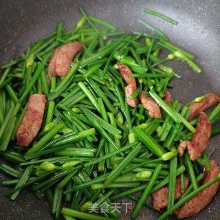 烤肠炒韭苔的做法步骤：11