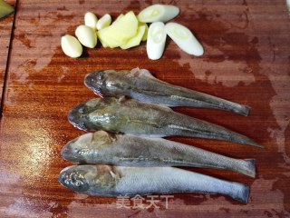 酱炖海鲶鱼的做法步骤：1