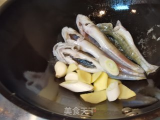 酱炖海鲶鱼的做法步骤：4