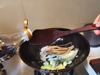 酱炖海鲶鱼的做法步骤：5