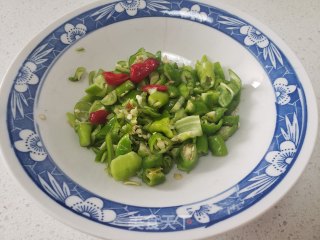 尖椒炒肉末的做法步骤：1