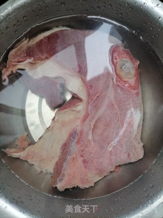 土豆烧牛腩的做法步骤：1