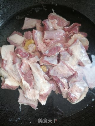 土豆烧牛腩的做法步骤：2