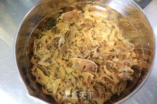 浓香入味的五花肉炖干笋尖的做法步骤：2