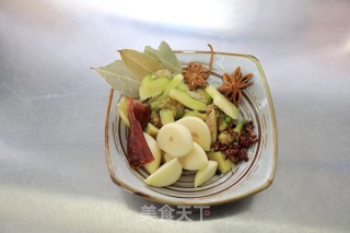 浓香入味的五花肉炖干笋尖的做法步骤：6