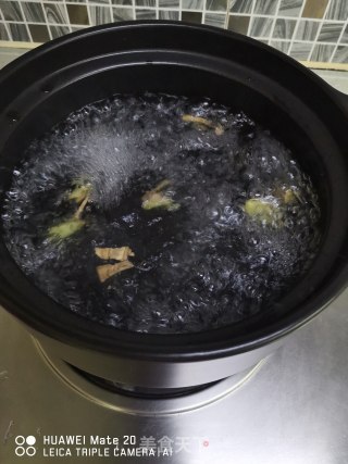 猪肝瘦肉滚夜来香的做法步骤：2