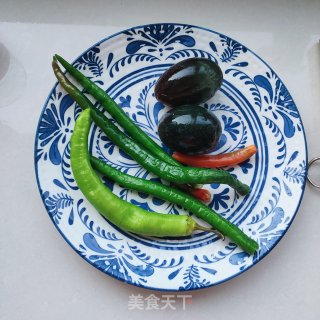 松花蛋炒辣椒的做法步骤：2