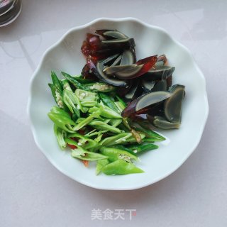 松花蛋炒辣椒的做法步骤：3