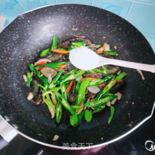 松花蛋炒辣椒的做法步骤：10