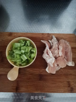 尖椒炒鸡丁的做法步骤：1