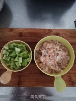 尖椒炒鸡丁的做法步骤：2