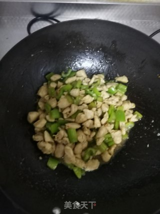 尖椒炒鸡丁的做法步骤：6