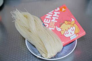 鲜汤牛肉米粉的做法步骤：1