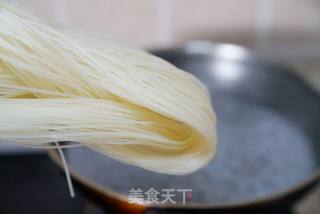 鲜汤牛肉米粉的做法步骤：2