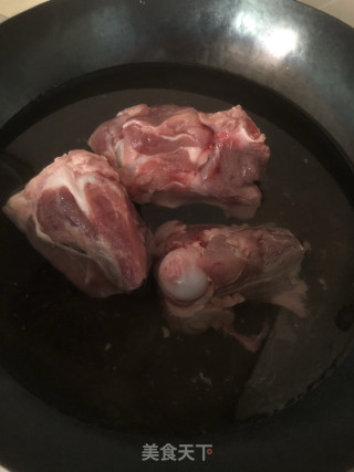 筒骨粥的做法步骤：1