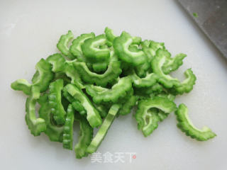香肠炒苦瓜的做法步骤：4