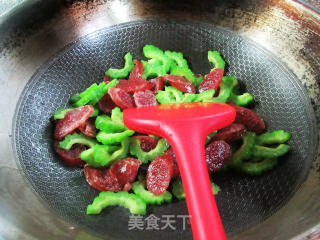 香肠炒苦瓜的做法步骤：6