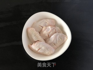 山楂啤酒鸡翅的做法步骤：1