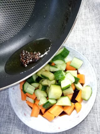 胡萝卜拌黄瓜的做法步骤：3