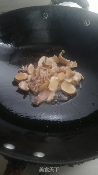 鱿鱼干烧鸭的做法步骤：1