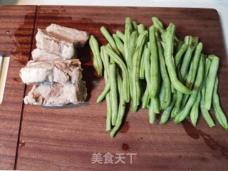 排骨炖豆角的做法步骤：1