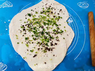 葱香椒盐饼的做法步骤：1