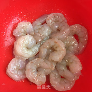 胡萝卜豌豆炒虾仁的做法步骤：1