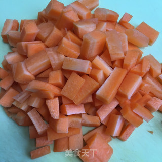 胡萝卜豌豆炒虾仁的做法步骤：2
