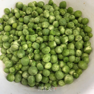 胡萝卜豌豆炒虾仁的做法步骤：3