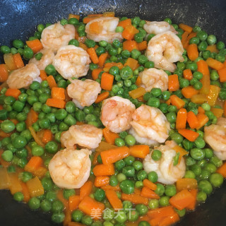 胡萝卜豌豆炒虾仁的做法步骤：8