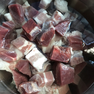 番茄胡萝卜炖牛肉的做法步骤：1