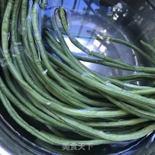 油泼豇豆的做法步骤：1