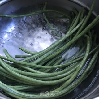 油泼豇豆的做法步骤：2