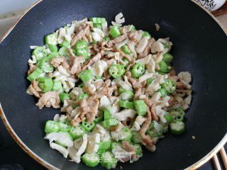 雷笋秋葵炒肉片的做法步骤：6