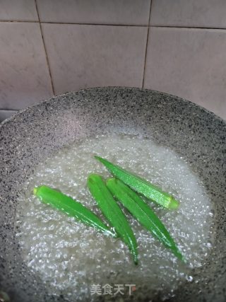 秋葵炒土鸡蛋的做法步骤：3