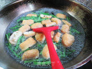 黑木耳油豆腐炒豇豆的做法步骤：3